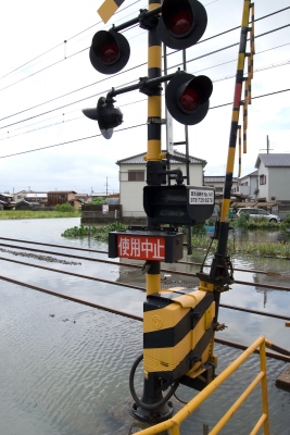 soku_02815.jpg :: 建築 建造物 道路 線路 踏み切り 浸水 