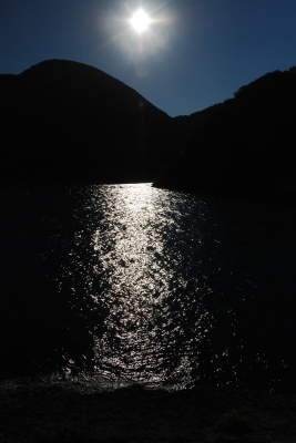 soku_02906.jpg :: 自然 風景 海 山 太陽 日差し 中央重点測光 