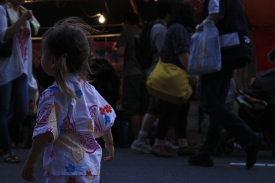 soku_03140.jpg :: 風景 街並み 祭りの風景 祭り 夏祭り 幼女 