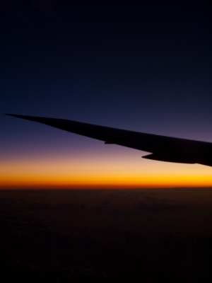 soku_03413.jpg :: 乗り物 飛行機 主翼 自然 風景 夕日 夕焼け 日没 
