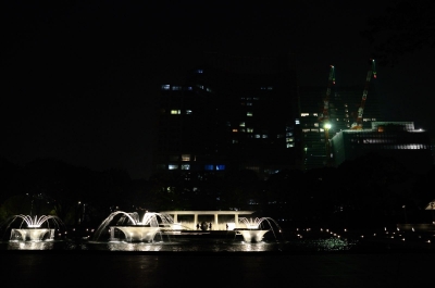 soku_05537.jpg :: 水 噴水 水しぶき 建築 建造物 夜景 