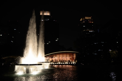 soku_05539.jpg :: 水 噴水 水しぶき 建築 建造物 夜景 