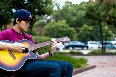 soku_05725.jpg :: 人物 男性 若い男性 ギター 楽器 