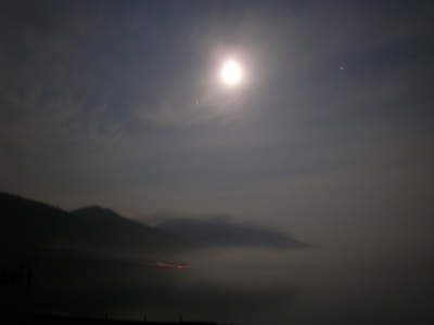 soku_05976.jpg :: 夜景 水分 霧 月 夜空 テールランプ GRD2 (^_^) 