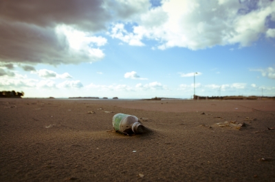 soku_06208.jpg :: 風景 自然 海 ビーチ 砂浜 ゴミ ペットボトル 