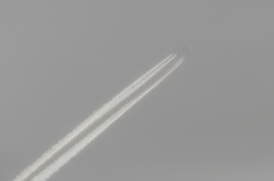 soku_06525.jpg :: 風景 自然 空 飛行機雲 モノクロ 