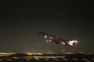 soku_06828.jpg :: 乗り物 交通 航空機 飛行機 夜景 流し撮り 