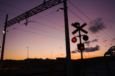 soku_06960.jpg :: 夕景 夕焼け 遮断機 路面電車 