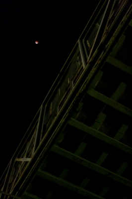 soku_07142.jpg :: 月食 三鷹跨線橋 風景 自然 天体 月 皆既月食 (^_^) 