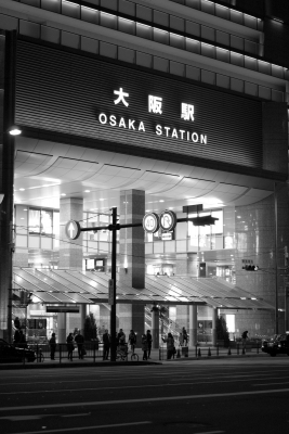 soku_07802.jpg :: 乗り物 交通 建物 施設 駅 大阪駅 モノクロ 