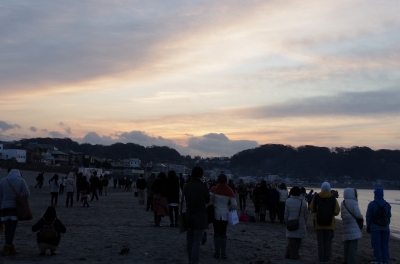 soku_07942.jpg :: 風景 自然 空 朝日 朝焼け 日の出 正月 元旦 初日の出 観衆 
