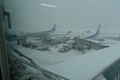 soku_08198.jpg :: 乗り物 交通 建物 施設 空港 雪 
