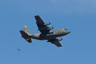 soku_08306.jpg :: 習志野第一空挺団 降下訓練始め 輸送機 C.130 パラシュート降下 