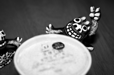 soku_08479.jpg :: 食べ物 お菓子 デザート スイーツ ケーキ 天使のチーズケーキ アート 工芸品 クラフト 人形 フィギュア モノクロ 