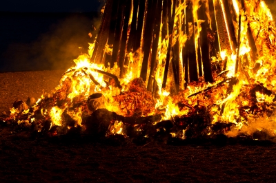 soku_08851.jpg :: 祭り だるま燃やし 火 炎 赤い炎 
