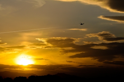 soku_09155.jpg :: 風景 自然 空 夕日 夕焼け 日没 乗り物 交通 航空機 ヘリコプター 