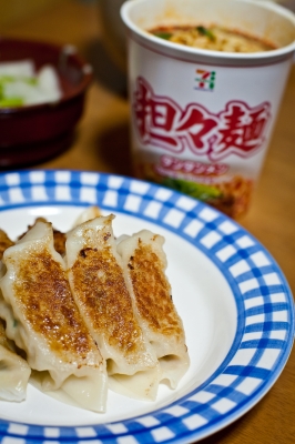 soku_09282.jpg :: 食べ物 麺類 ラーメン カップラーメン 餃子 