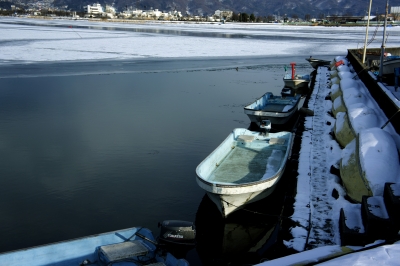 soku_09683.jpg :: 風景 自然 湖 氷 氷結 乗り物 交通 船 ボート 