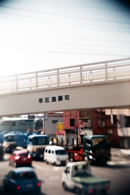 soku_09969.jpg :: 歩道橋 建築 建造物 道路 ミニチュア風 フィルム 銀塩 