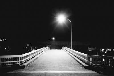 soku_10114.jpg :: 風景 街並み ランドマーク 橋 建築 建造物 夜景 モノクロ 