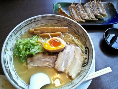 soku_10387.jpg :: 食べ物 麺類 ラーメン とんこつラーメン 焼き餃子 