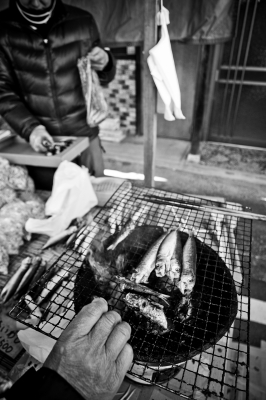 soku_10588.jpg :: 食べ物 和食 焼魚 網焼き モノクロ 