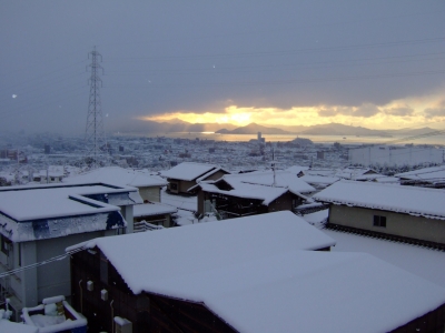 soku_10638.jpg :: 風景 自然 雪景色 屋根 太陽 光 