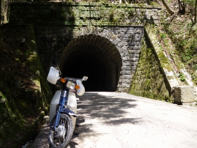 soku_10706.jpg :: 乗り物 交通 道路 トンネル オートバイ バイク カブ 