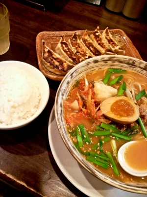 soku_11080.jpg :: 食べ物 麺類 ラーメン 焼き餃子 ライス 