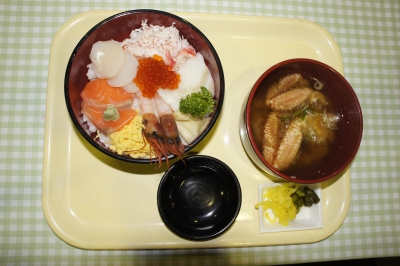 soku_11186.jpg :: 食べ物 和食 丼 海鮮丼 味噌汁 カニ汁 