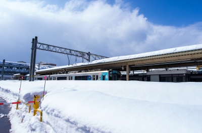 soku_11210.jpg :: 乗り物 交通 鉄道 電車 風景 街並み 駅 雪景色 