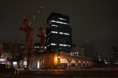 soku_11300.jpg :: 夜景 クレーン 重機 起重機 建築 建造物 ビル 