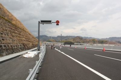 soku_11317.jpg :: 道路 高速道路 新東名高速道路 静岡県 土木 構造物 可変速度表示盤 