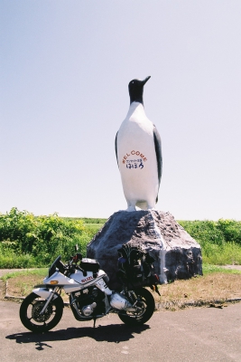 soku_11540.jpg :: 乗り物 交通 自動車 オートバイ バイク ツーリング 芸術 アート オブジェ モニュメント ペンギン 