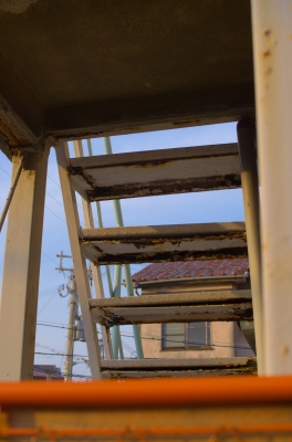 soku_11637.jpg :: 建築 建造物 廃屋 空き家 金属 錆び 鉄成分 
