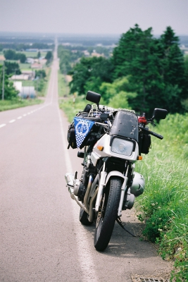 soku_11807.jpg :: 建築 建造物 道路 北海道 直線 乗り物 交通 自動車 オートバイ バイク ツーリング 