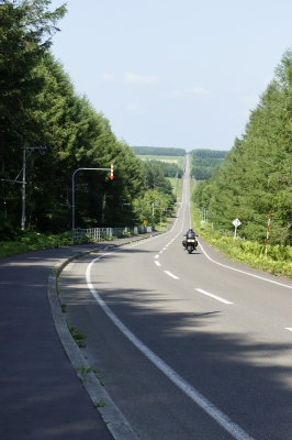 soku_11817.jpg :: 建築 建造物 道路 北海道 直線 乗り物 交通 自動車 オートバイ バイク ツーリング 