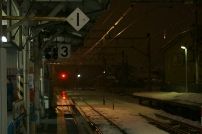 soku_12021.jpg :: 乗り物 交通 建物 施設 駅 雪景色 線路 