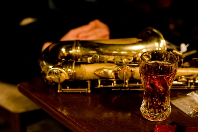 soku_12568.jpg :: 楽器 金管楽器 サックス 飲み物 ドリンク 酒 ウィスキー 