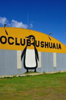 soku_12596.jpg :: 倉庫 かまぼこ型 建築 建造物 ペンギン 