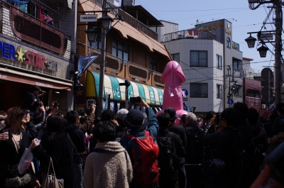 soku_13827.jpg :: 祭り フェア ちんぽ祭り ピンクのちんぽ ちんぽの山車 