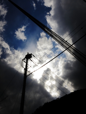 soku_13915.jpg :: PowerShotS95 風景 建築 建造物 電柱 電線 空 雲 