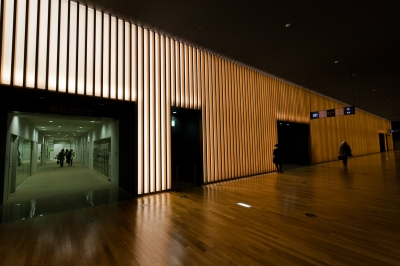soku_14299.jpg :: 新国立美術館 廊下 壁面照明 (^_^) 