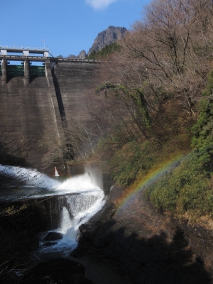 soku_14554.jpg :: PowerShotS95 風景 自然 水分 建築 建造物 ダム 放流 潮吹きFuck(笑) 虹 レインボー 中木ダム 
