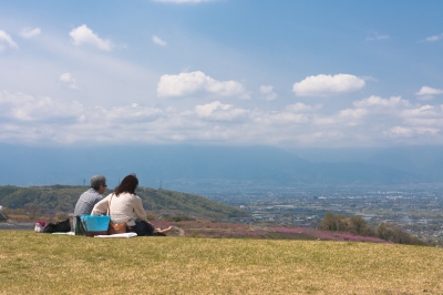 soku_15041.jpg :: カップル 空 雲 芝生 風景 ピクニック 
