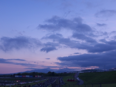 soku_15780.jpg :: 富士スピードウェイ 空 夕暮れ 夕焼け 雲 