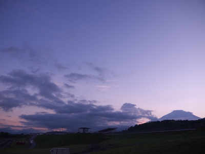 soku_15781.jpg :: 富士スピードウェイ 空 夕暮れ 夕焼け 雲 富士山 