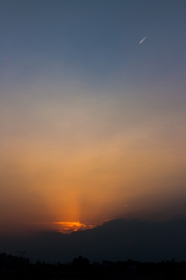 soku_15927.jpg :: 夕日 夕焼け 空 雲 飛行機 