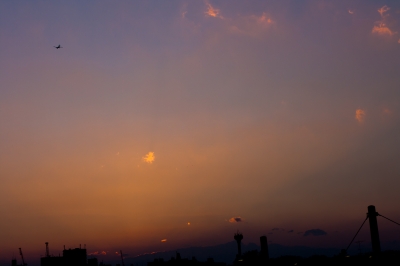 soku_16058.jpg :: 夕焼け 空 雲 飛行機 C.130 三鷹ヤード 
