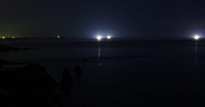 soku_16472.jpg :: 風景 自然 海 海面 漁船 集魚灯 漁火 夜景 